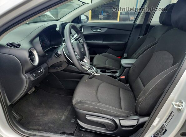 3KPF24AD8ME291597 2021 KIA FORTE Silver Widok wnętrza z przodu