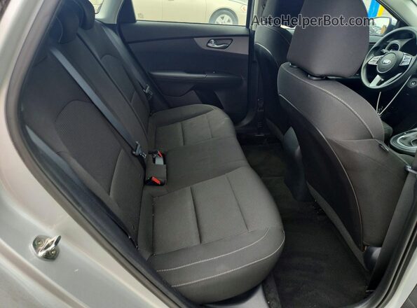 3KPF24AD8ME291597 2021 KIA FORTE Silver Widok tylnych siedzeń