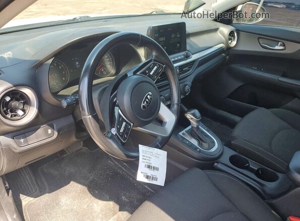 3KPF24AD8ME320189 2021 KIA FORTE Белый Вид панели приборов