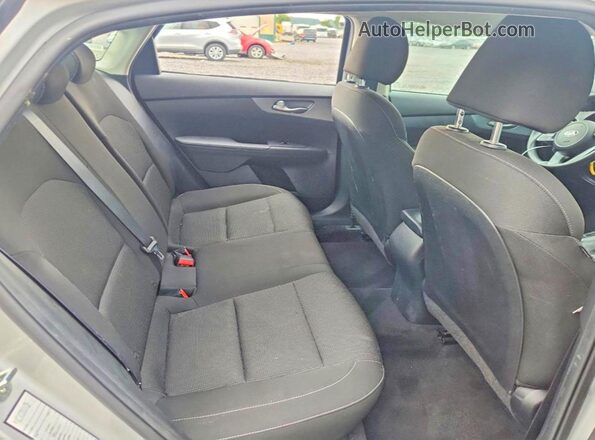 3KPF24AD8ME334710 2021 KIA FORTE Silver Widok tylnych siedzeń