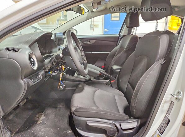 3KPF24AD8ME350650 2021 KIA FORTE White Вид салону спереду
