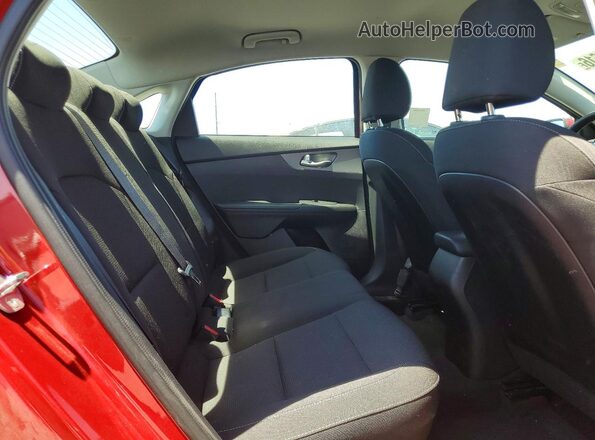 3KPF24AD8ME364404 2021 KIA FORTE Red Widok tylnych siedzeń