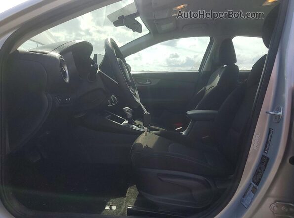 3KPF24AD8ME370722 2021 KIA FORTE Silver Vista interior delantera