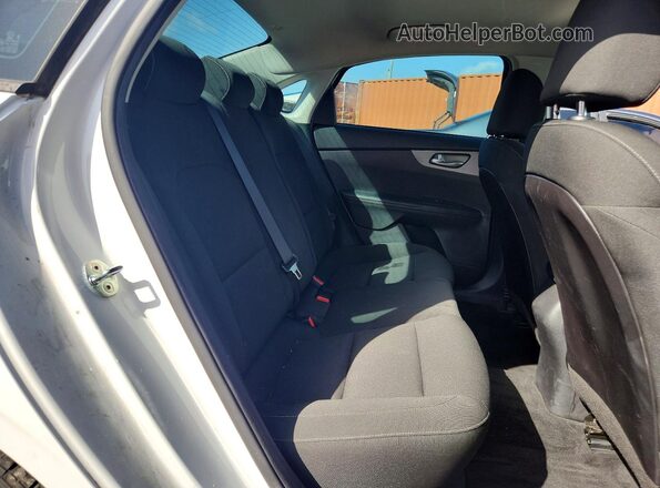 3KPF24AD8ME382644 2021 KIA FORTE White Vista de los asientos traseros