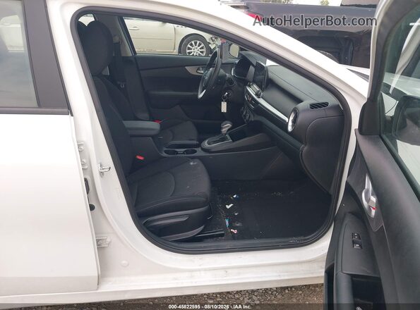 3KPF24AD8PE507811 2023 KIA FORTE Белый Вид салона спереди