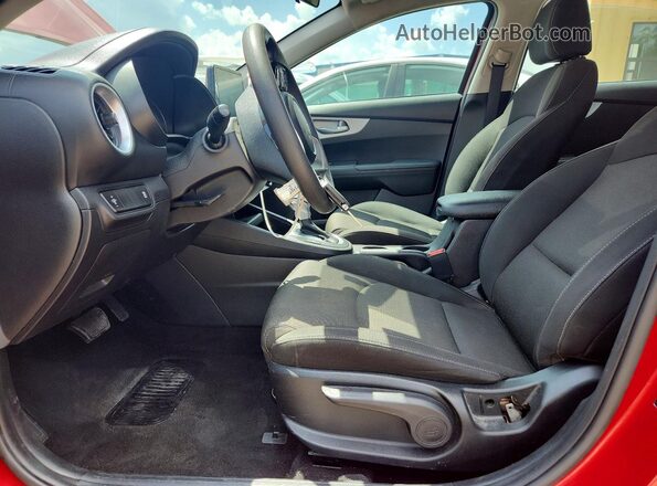 3KPF24AD8PE622148 2023 KIA FORTE Красный Вид салона спереди