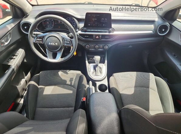 3KPF24AD8PE622148 2023 KIA FORTE Красный Вид панели приборов