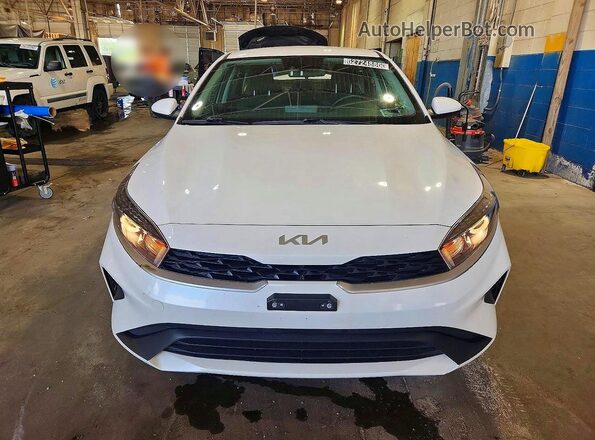 3KPF24AD8PE646885 2023 KIA FORTE Белый Вид спереди