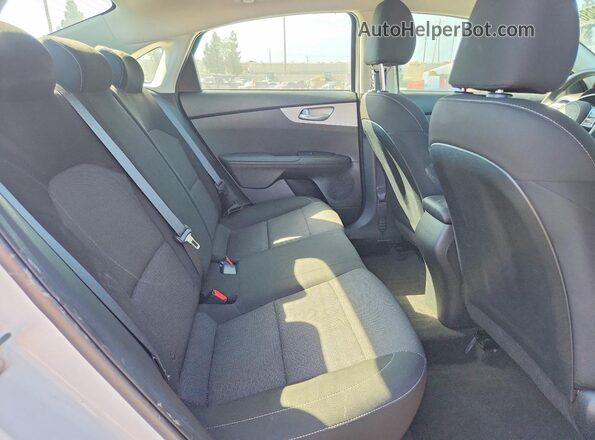 3KPF24AD8PE690725 2023 KIA FORTE White Հետևի նստատեղերի տեսք