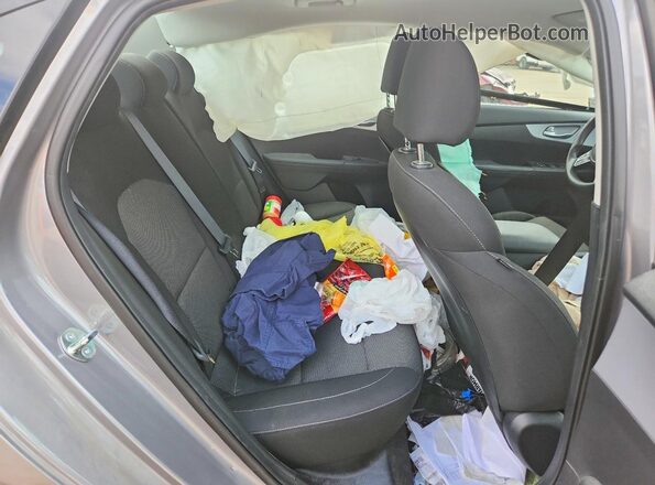 3KPF24AD8RE726299 2024 KIA FORTE Gray Vista de los asientos traseros