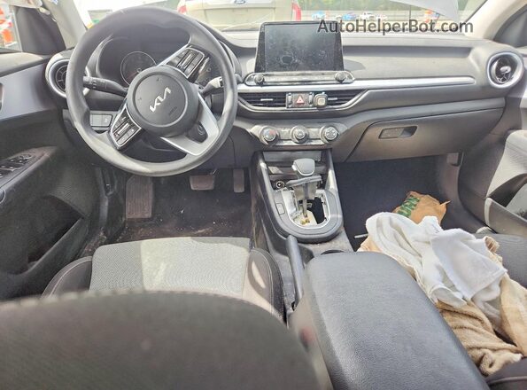 3KPF24AD8RE726299 2024 KIA FORTE Gray Vista del salpicadero