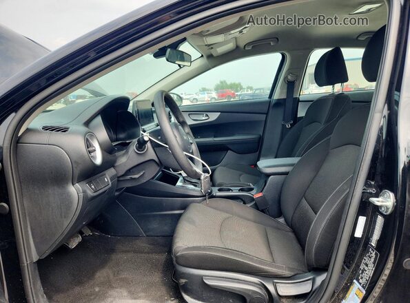 3KPF24AD8RE781304 2024 KIA FORTE Черный Вид салона спереди