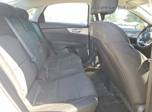 3KPF24AD8RE783151 2024 KIA FORTE White Vista de los asientos traseros