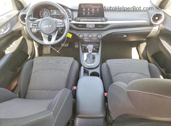 3KPF24AD8RE800983 2024 KIA FORTE Charcoal Widok deski rozdzielczej