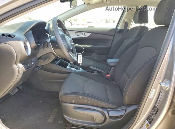 3KPF24AD8RE800983 2024 KIA FORTE Charcoal Widok wnętrza z przodu