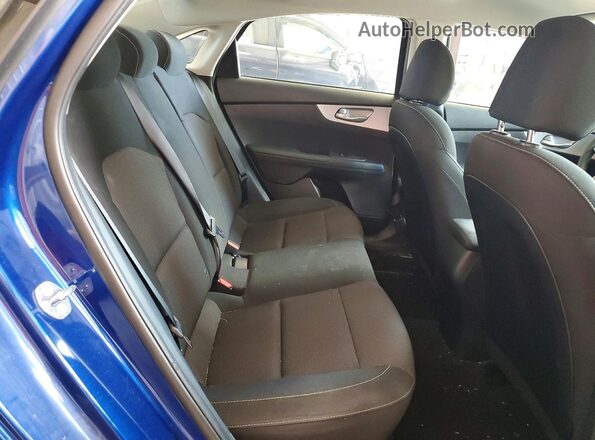 3KPF24AD8RE821655 2024 KIA FORTE Blue Widok tylnych siedzeń