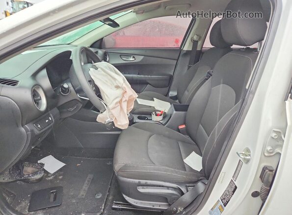 3KPF24AD9ME262738 2021 KIA FORTE White Widok wnętrza z przodu