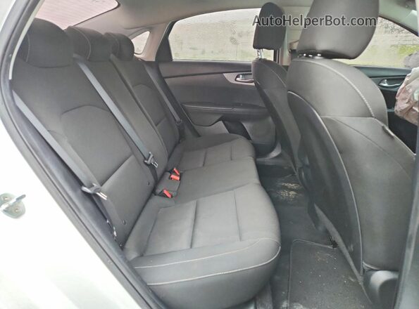 3KPF24AD9ME262738 2021 KIA FORTE White Widok tylnych siedzeń
