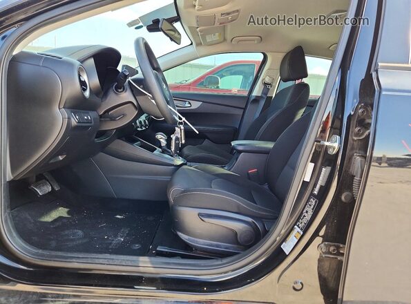 3KPF24AD9ME289874 2021 KIA FORTE Черный Вид салона спереди