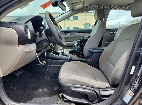 3KPF24AD9ME385312 2021 KIA FORTE Gray Front interior view
