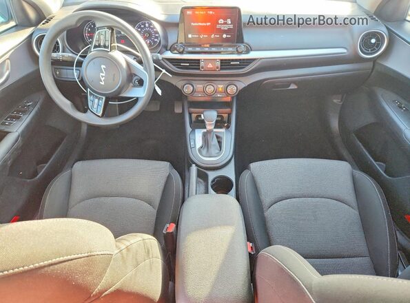 3KPF24AD9NE503960 2022 KIA FORTE White Dashboard view