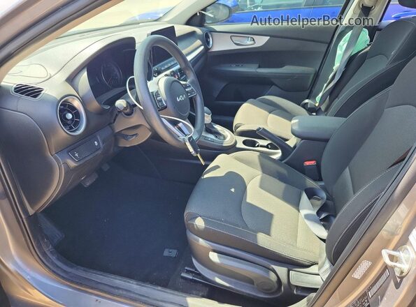 3KPF24AD9PE691575 2023 KIA FORTE Silver Vista interior delantera