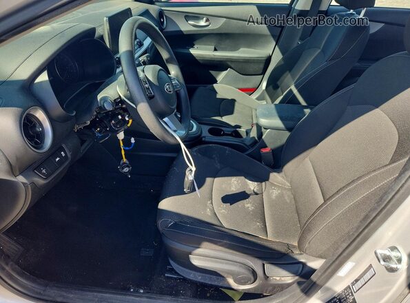 3KPF24ADXME331744 2021 KIA FORTE Серебряный Вид салона спереди