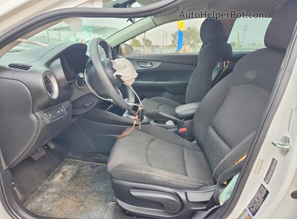 3KPF24ADXME340279 2021 KIA FORTE Белый Вид салона спереди