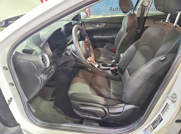 3KPF24ADXME368339 2021 KIA FORTE White Vista interior delantera