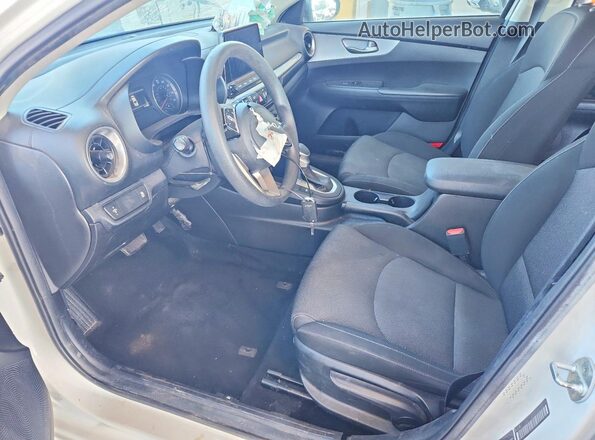 3KPF24ADXNE425513 2022 KIA FORTE White Вид салону спереду