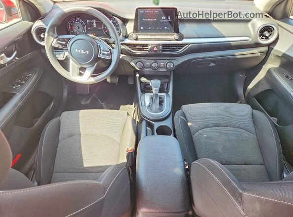 3KPF24ADXNE463856 2022 KIA FORTE Red Widok deski rozdzielczej