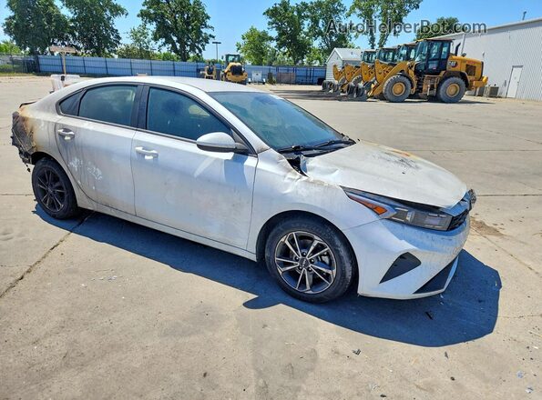 3KPF24ADXPE623107 2023 KIA FORTE White Przód prawy