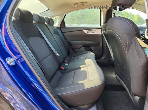 3KPF24ADXRE698733 2024 KIA FORTE Blue Vista de los asientos traseros