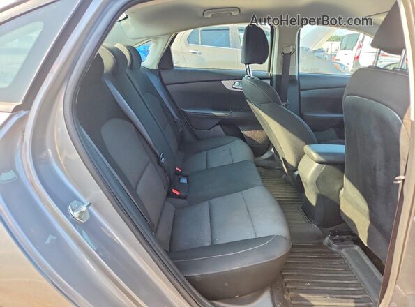 3KPF24ADXRE723436 2024 KIA FORTE Gray Widok tylnych siedzeń