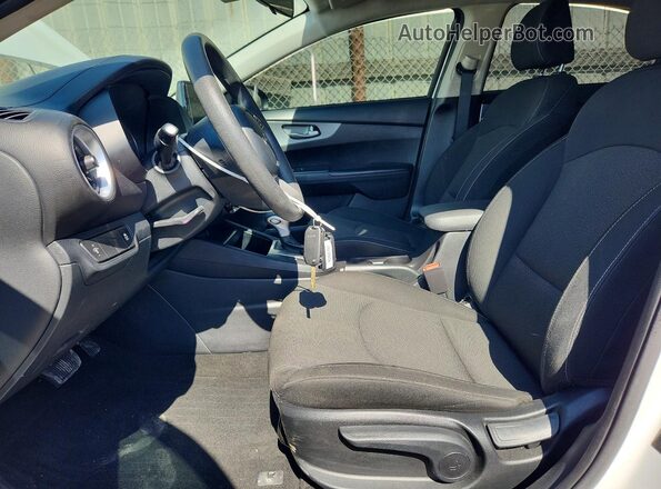 3KPF24ADXRE797360 2024 KIA FORTE White Widok wnętrza 360 stopni