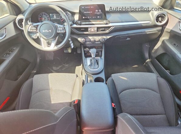 3KPF24ADXRE808390 2024 KIA FORTE Gray Widok deski rozdzielczej