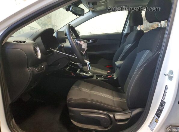 3KPF34AD0NE457450 2022 KIA FORTE White Vista interior delantera