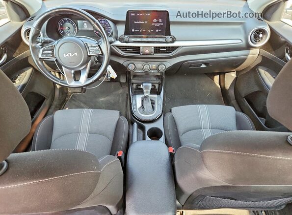 3KPF34AD0PE710219 2023 KIA FORTE Серый Вид панели приборов
