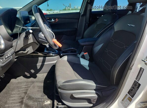 3KPF34AD1ME394468 2021 KIA FORTE White Front interior view