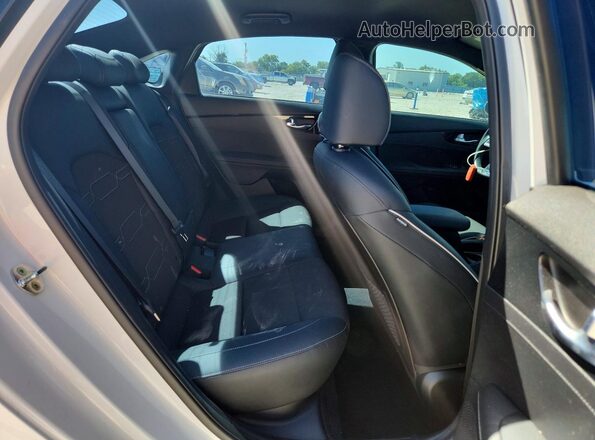 3KPF34AD1ME394468 2021 KIA FORTE White Rear seats view