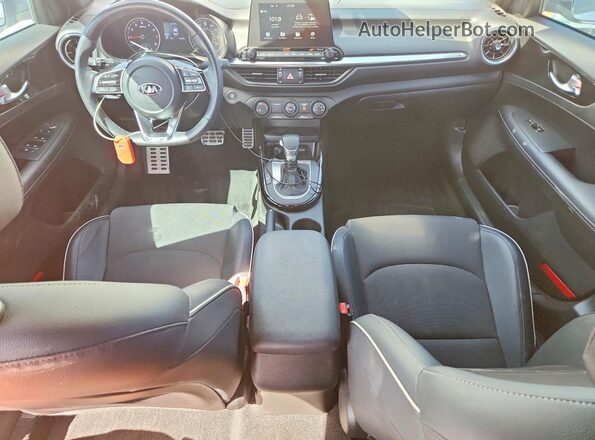 3KPF34AD1ME394468 2021 KIA FORTE White Dashboard view