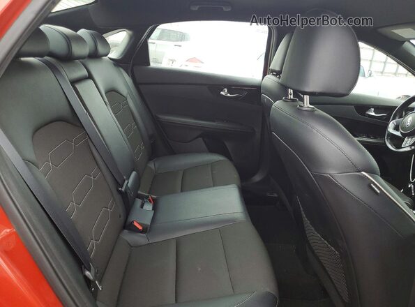 3KPF34AD2ME318984 2021 KIA FORTE Orange Widok tylnych siedzeń
