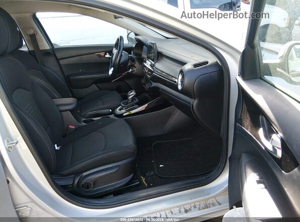3KPF34AD3KE028282 2019 KIA FORTE Серебряный Вид салона спереди