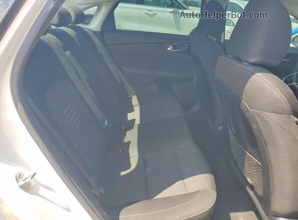 3KPF34AD3KE073416 2019 KIA FORTE White უკანა სავარძლების ხედი