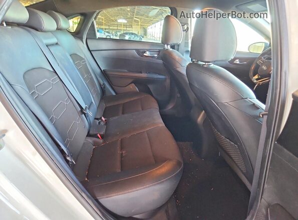 3KPF34AD4LE248726 2020 KIA FORTE White Widok tylnych siedzeń