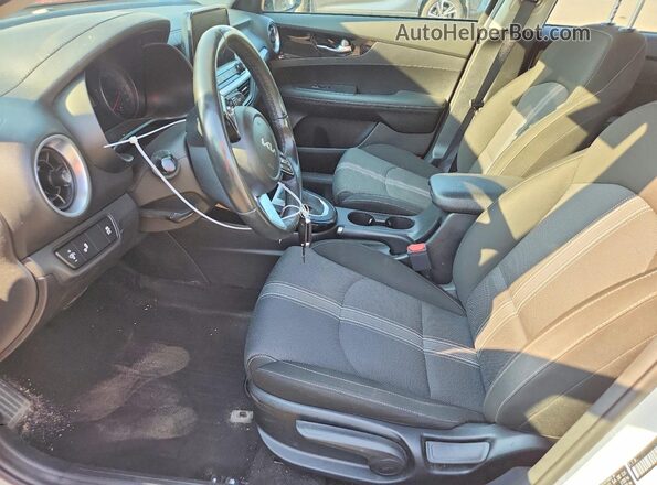 3KPF34AD5PE547048 2023 KIA FORTE White Widok wnętrza z przodu