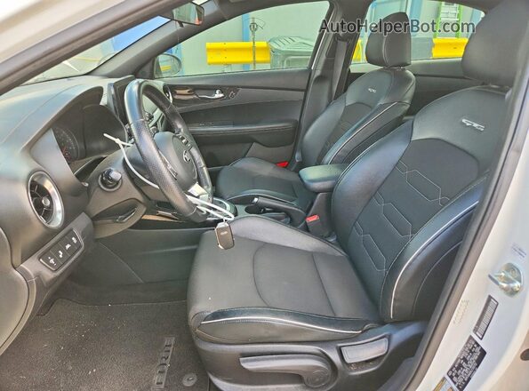 3KPF34AD6LE165752 2020 KIA FORTE White Front interior view