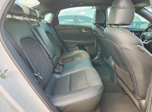 3KPF34AD6LE165752 2020 KIA FORTE White Rear seats view