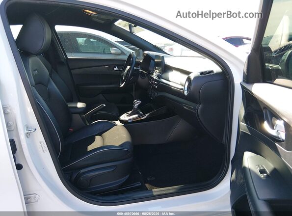 3KPF34AD6ME330412 2021 KIA FORTE White Widok wnętrza z przodu