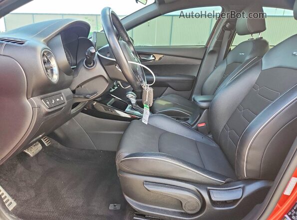 3KPF34AD8ME320612 2021 KIA FORTE Orange Widok wnętrza z przodu